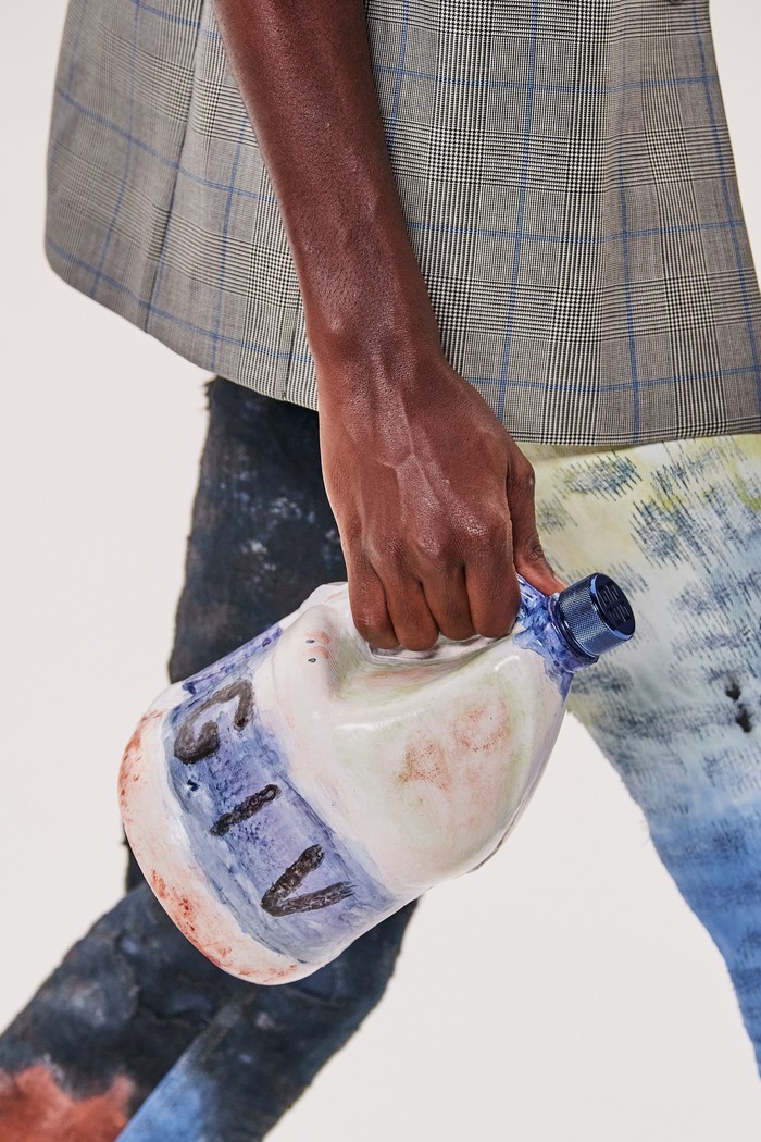 Aksesori quirky lain dari rumah mode Givenchy ditunjukkan dengan aksesori berbentuk jeriken pada koleksi couture-nya tersebut. Foto: vogue.com