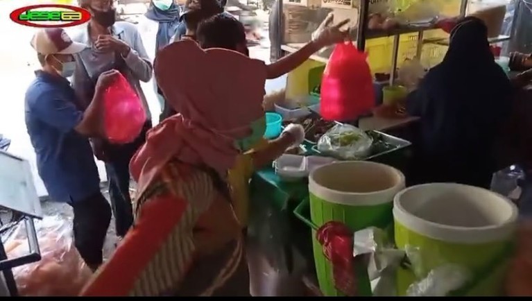 Aktivitas Dorce Gamalama Sebelum Tak Sadarkan Diri & Dibawa ke ICU Kabar kurang menyenangkan datang dari Dorce Gamalama yang hilang kesadaran. Yuk lihat aktivitasnya sebelum dibawa ke ICU!