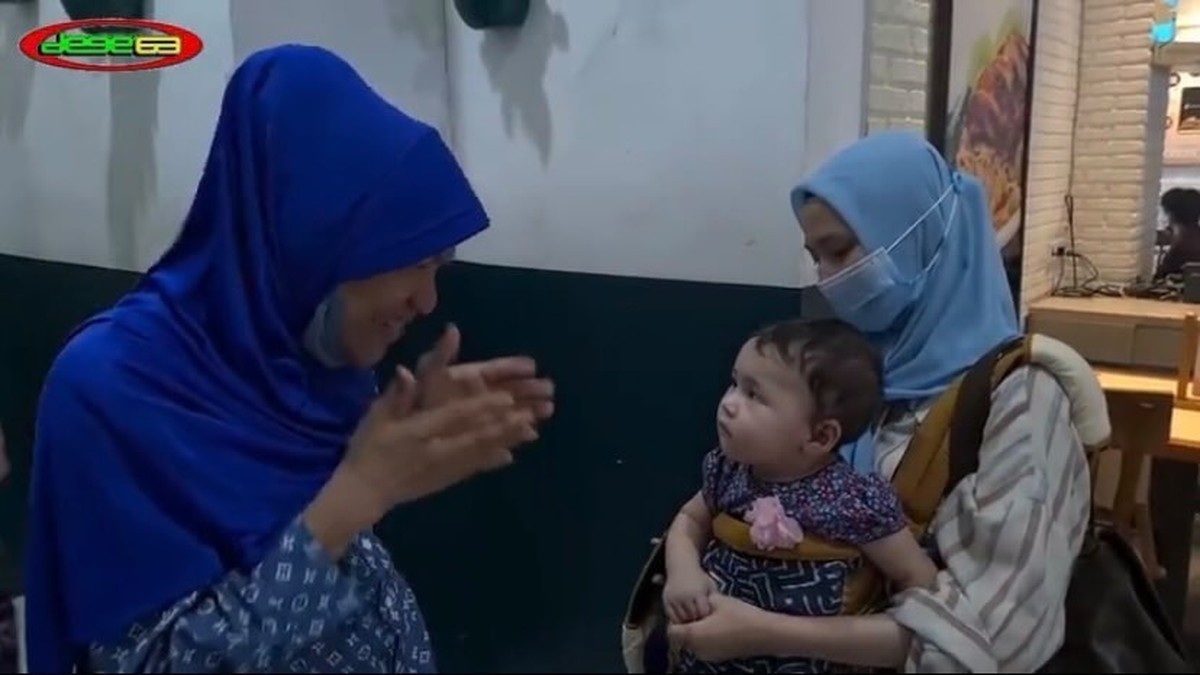 Kabar kurang menyenangkan datang dari Dorce Gamalama yang hilang kesadaran&period; Yuk lihat aktivitasnya sebelum dibawa ke ICU&excl;