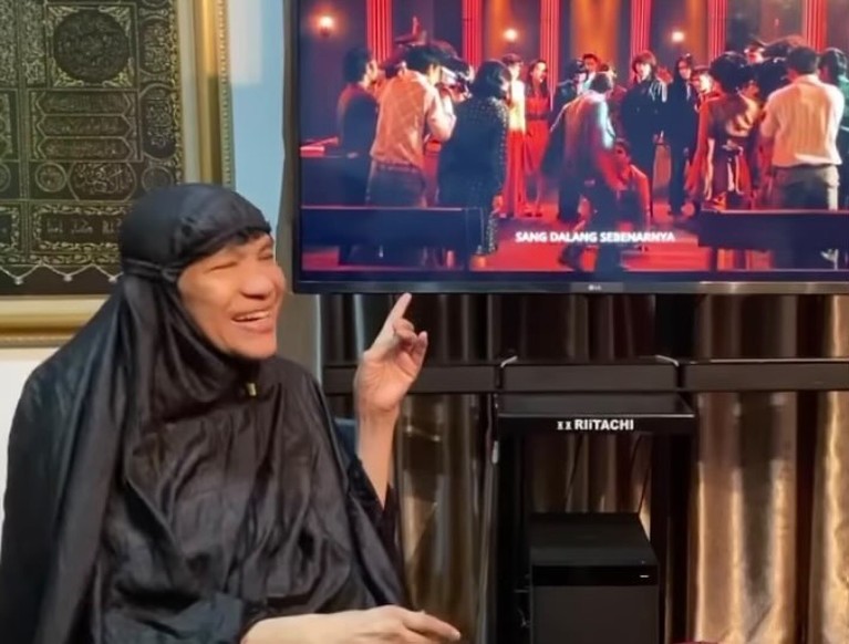 Kabar kurang menyenangkan datang dari Dorce Gamalama yang hilang kesadaran. Yuk lihat aktivitasnya sebelum dibawa ke ICU!