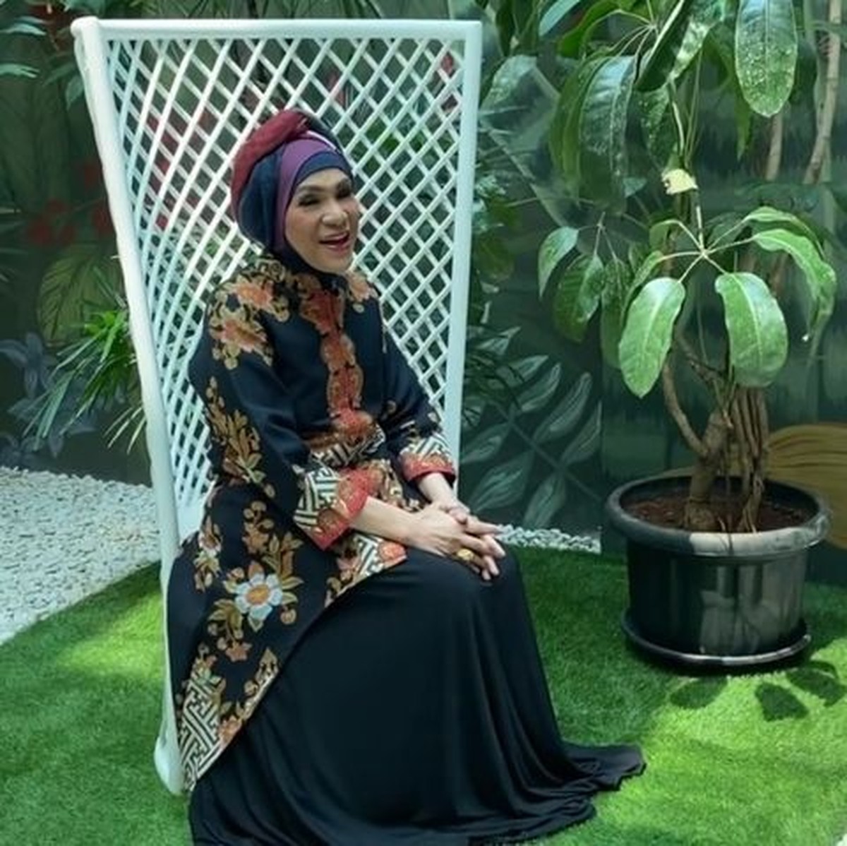 Kabar kurang menyenangkan datang dari Dorce Gamalama yang hilang kesadaran&period; Yuk lihat aktivitasnya sebelum dibawa ke ICU&excl;