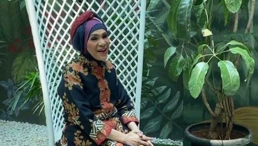 Kabar kurang menyenangkan datang dari Dorce Gamalama yang hilang kesadaran. Yuk lihat aktivitasnya sebelum dibawa ke ICU!
