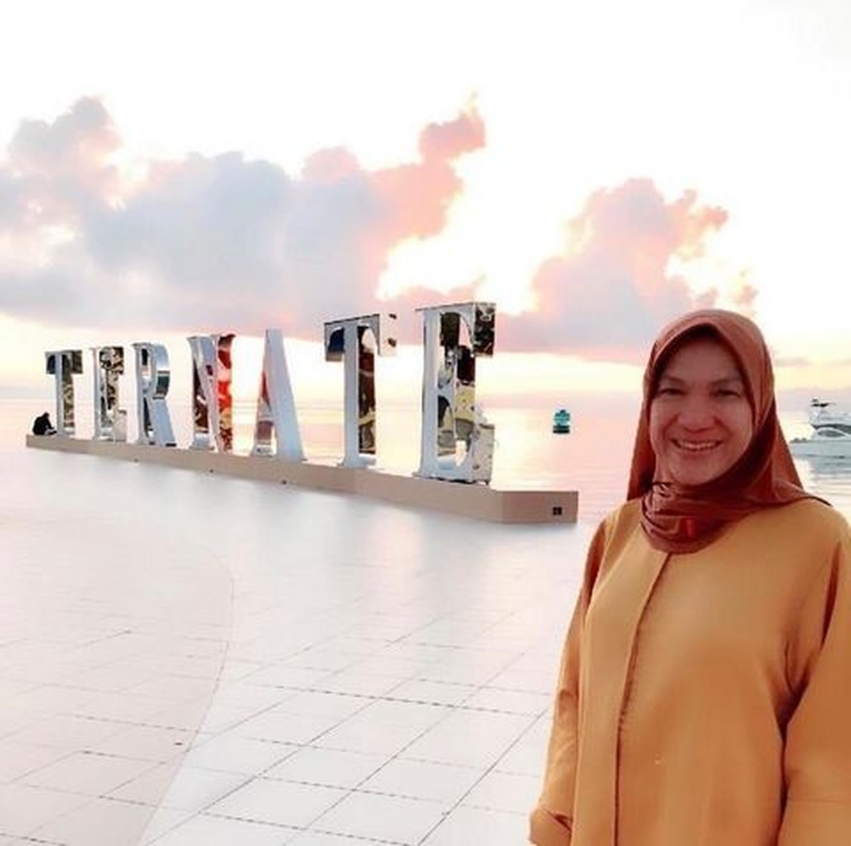 Kabar kurang menyenangkan datang dari Dorce Gamalama yang hilang kesadaran&period; Yuk lihat aktivitasnya sebelum dibawa ke ICU&excl;