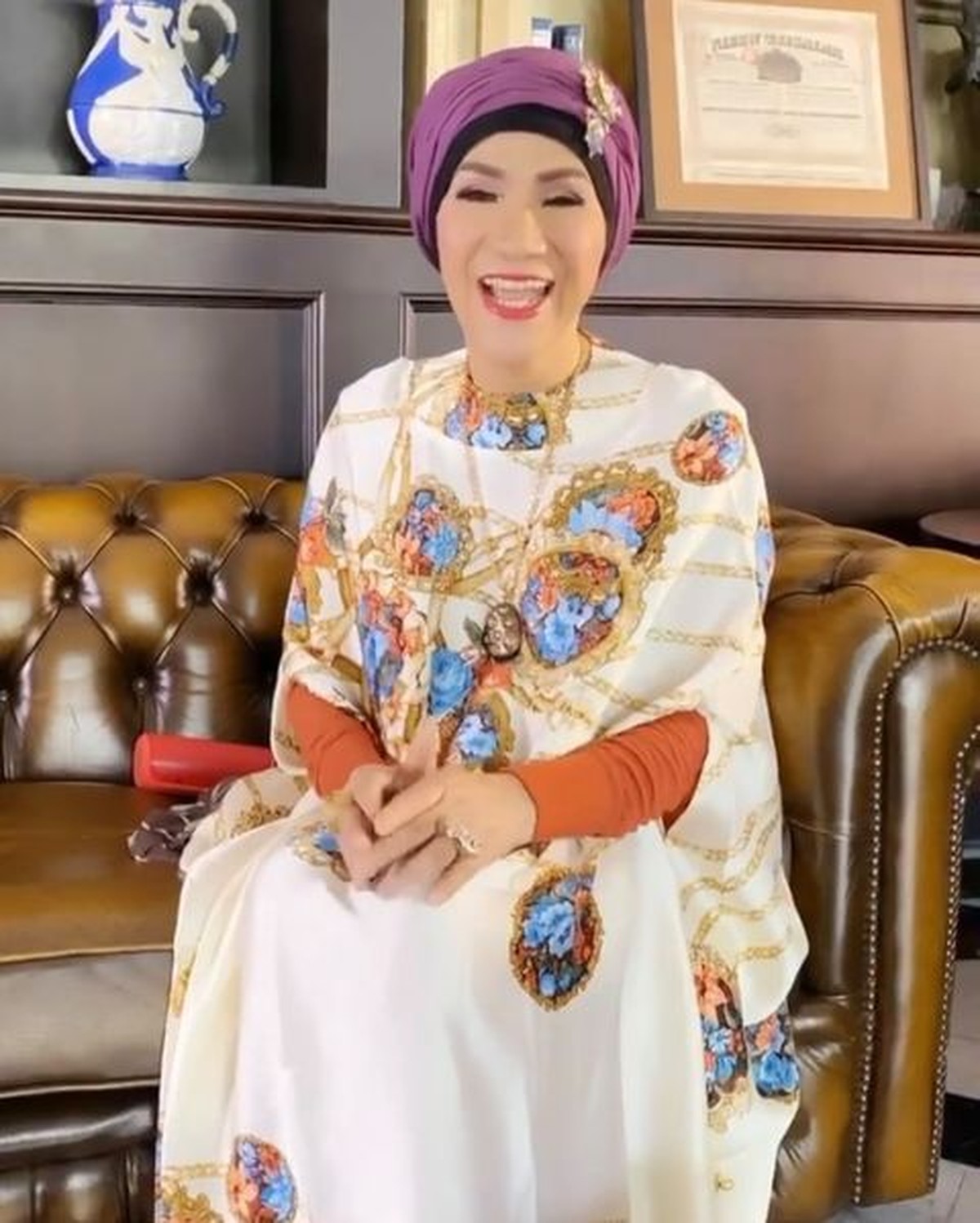 Kabar kurang menyenangkan datang dari Dorce Gamalama yang hilang kesadaran&period; Yuk lihat aktivitasnya sebelum dibawa ke ICU&excl;