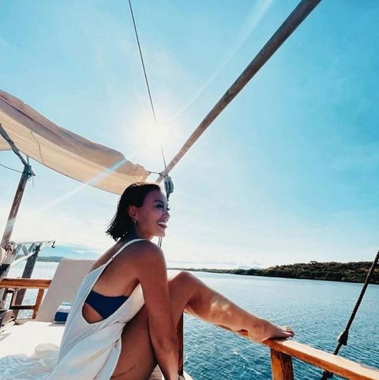 Agnez Mo dan Adam Rosyadi liburan romantis di pulau Dewata, Bali. Yuk kita intip momen mereka!