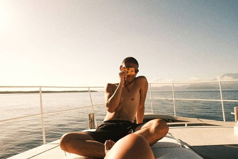 Agnez Mo dan Adam Rosyadi liburan romantis di pulau Dewata, Bali. Yuk kita intip momen mereka!