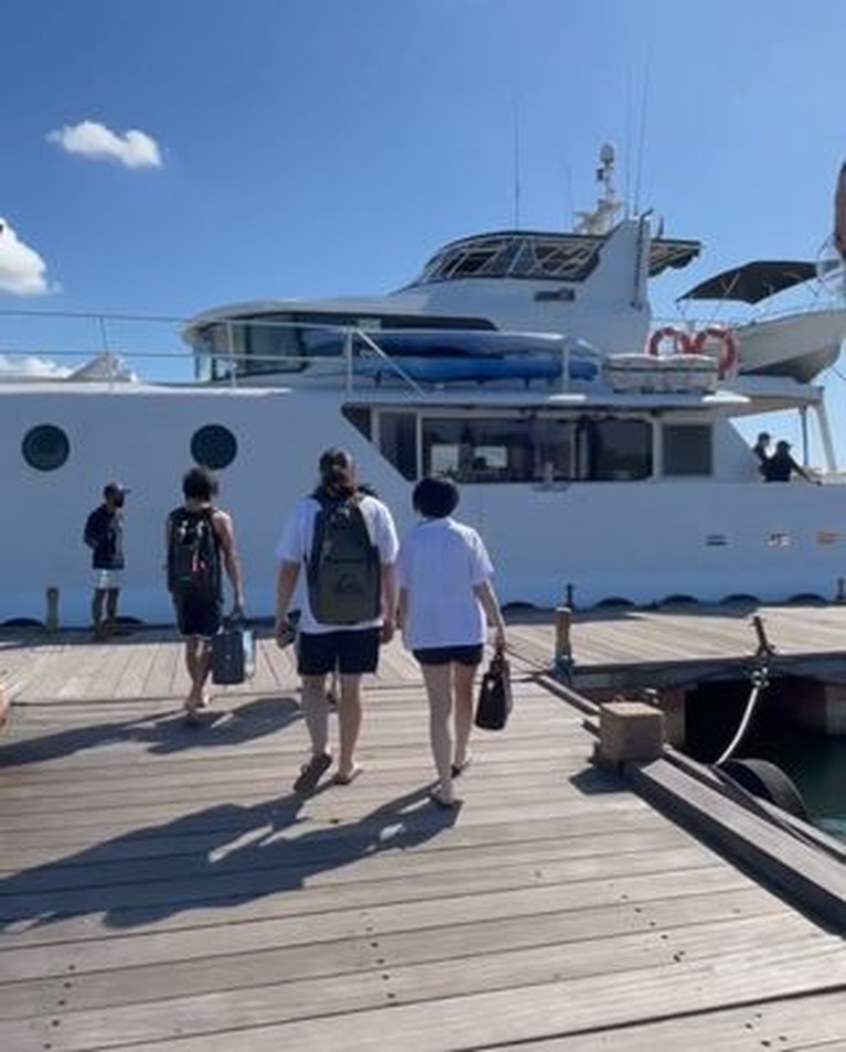 Agnez Mo dan Adam Rosyadi liburan romantis di pulau Dewata, Bali. Yuk kita intip momen mereka!
