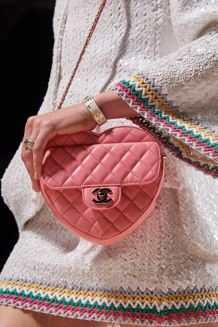 Deretan aksesori lucu lainnya dari Chanel yang patut mendapat perhatian adalah tas mini berbentuk hati, Beauties! Dengan desain quilt dan warna pink, tas ini kian mencuri pandangan. tas Foto: vogue.com