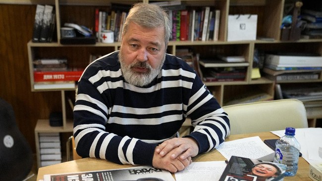 Jurnalis Novaya Gazeta yag juga peraih nobel perdamaian Dmitry Muratov dituding Kremlin sebagai agen asing diduga karena pemberitaannya soal Ukraina.
