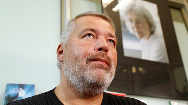 Jurnalis peraih hadiah Nobel Perdamaian, Dmitry Muratov, mengaku disiram cat merah oleh orang tak dikenal usai memprotes invasi Rusia ke Ukraina.