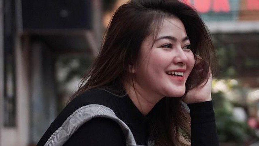 Eks Istri Zumi Zola yang Makin Seksi dan Awet Muda Sejak Lepas Hijab