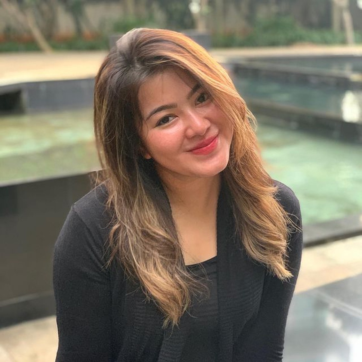 Eks Istri Zumi Zola yang Makin Seksi dan Awet Muda Sejak Lepas Hijab