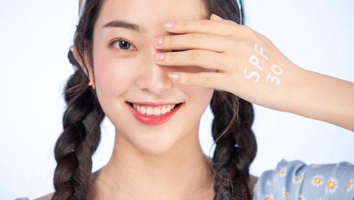 5 Pilihan Sunscreen Serum, Produk Hybrid untuk Menutrisi Sekaligus Melindungi Kulit dari Matahari 5 Pilihan Sunscreen Serum, Produk Hybrid untuk Menutrisi Sekaligus Melindungi Kulit dari Matahari