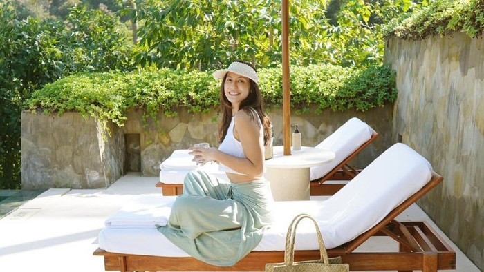 5 Padu Padan Outfit Nuansa Putih ala Pevita Pearce, Cocok Buat Santai Sampai Date Night