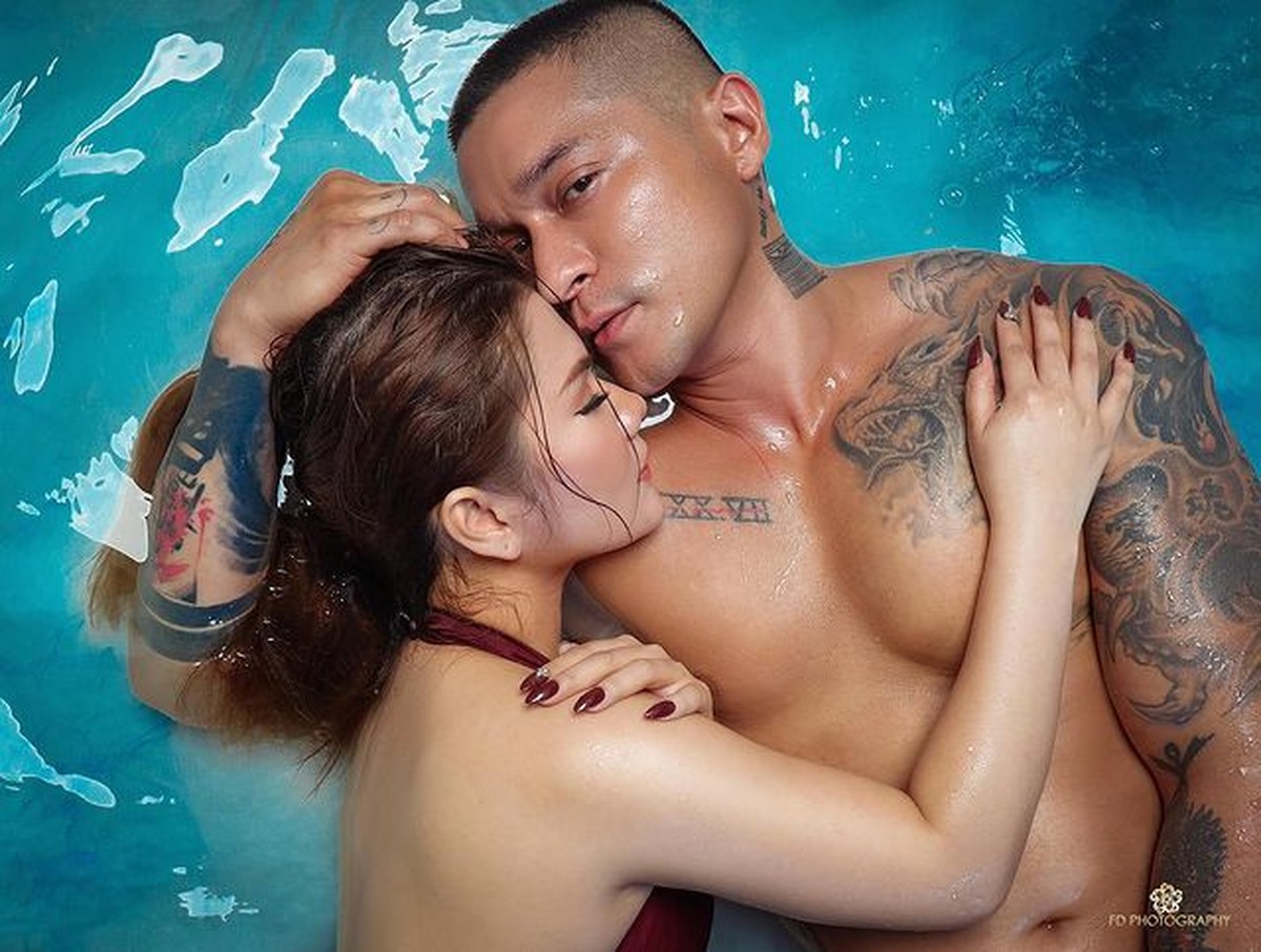 Miller Khan dan Farina Rebecca baru saja melaksanakan prewedding dengan konsep basah-basahan di kolam renang&period; Yuk intip&excl;