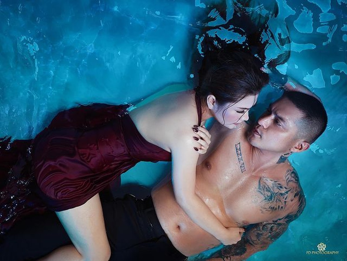 Miller Khan dan Farina Rebecca baru saja melaksanakan prewedding dengan konsep basah-basahan di kolam renang&period; Yuk intip&excl;