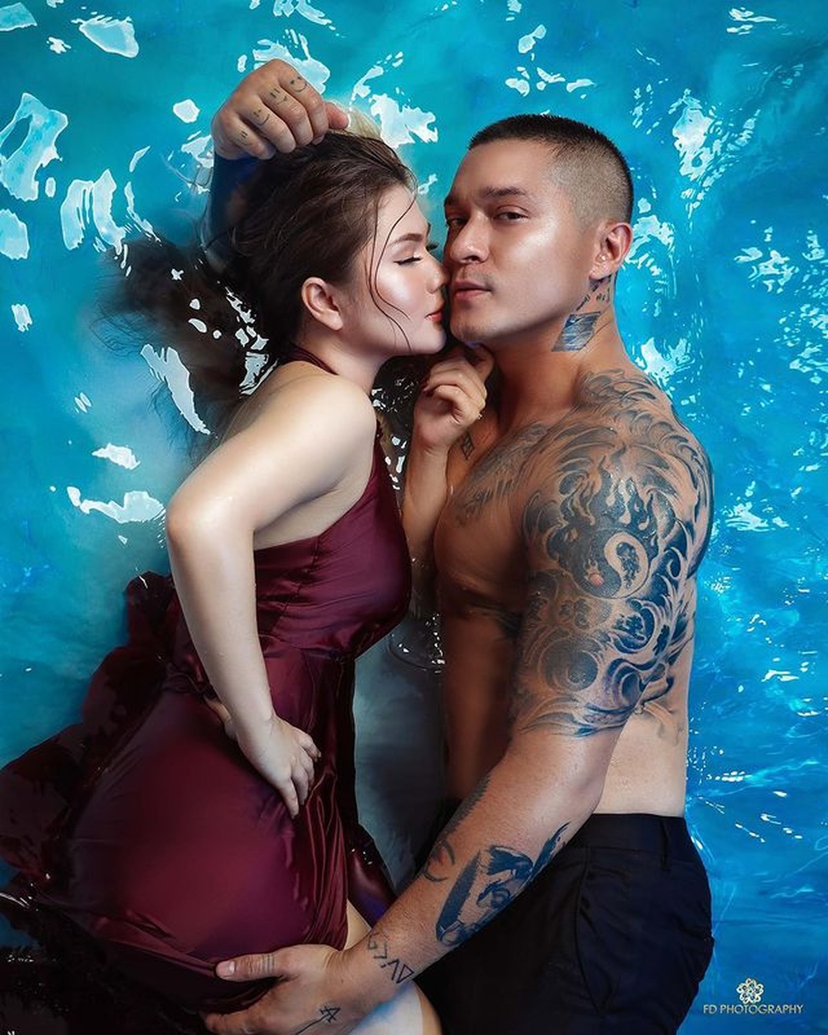 Miller Khan dan Farina Rebecca baru saja melaksanakan prewedding dengan konsep basah-basahan di kolam renang&period; Yuk intip&excl;