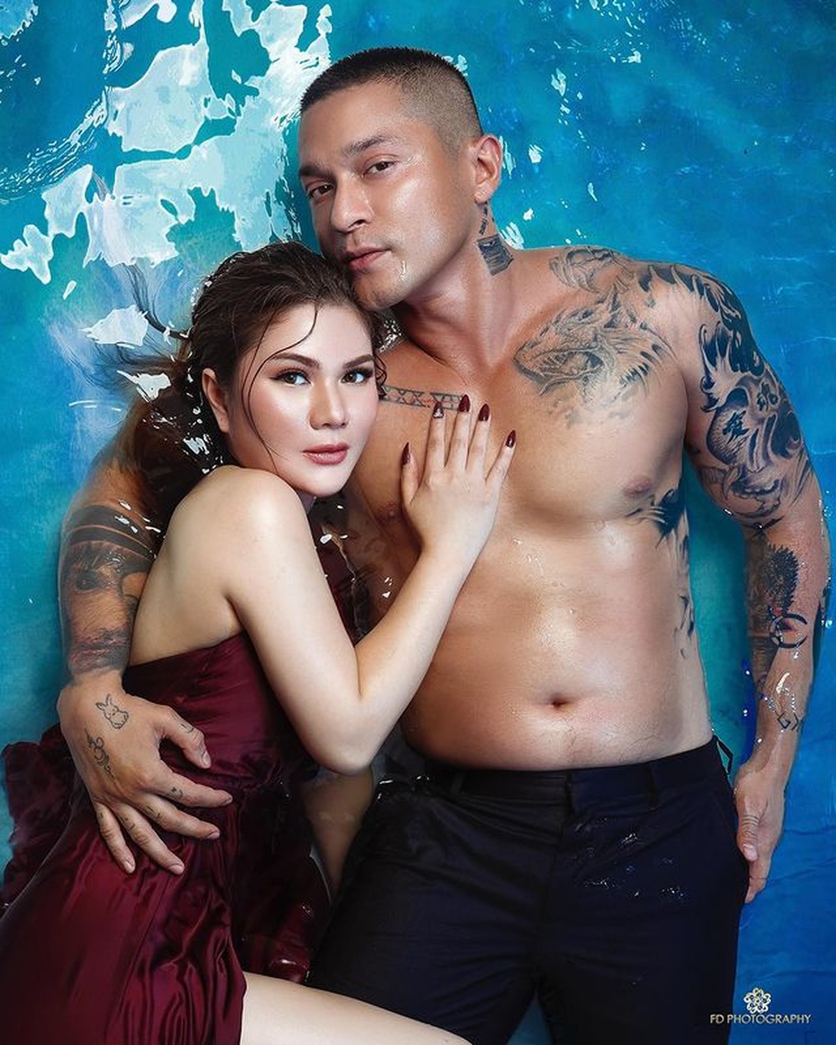 Miller Khan dan Farina Rebecca baru saja melaksanakan prewedding dengan konsep basah-basahan di kolam renang&period; Yuk intip&excl;