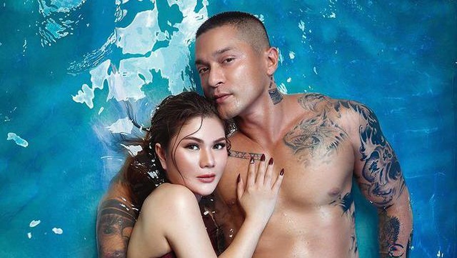 Miller Khan dan Farina Rebecca baru saja melaksanakan prewedding dengan konsep basah-basahan di kolam renang. Yuk intip!