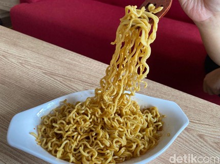 Seleb TikToK Singapura Digeruduk Netizen RI Usai Rating Indomie Goreng 2/10