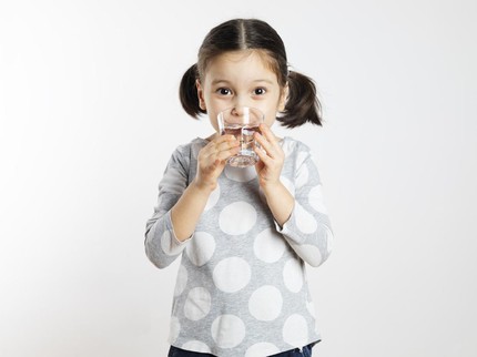 10 Alasan Si Kecil Harus Rajin Minum, Dapatkan Manfaat Air untuk Tubuh