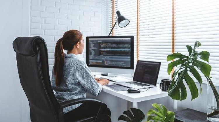 Terapkan work-life balance untuk jaga kesehatan mental Bunda di rumah. Simak caranya di sini, yuk.