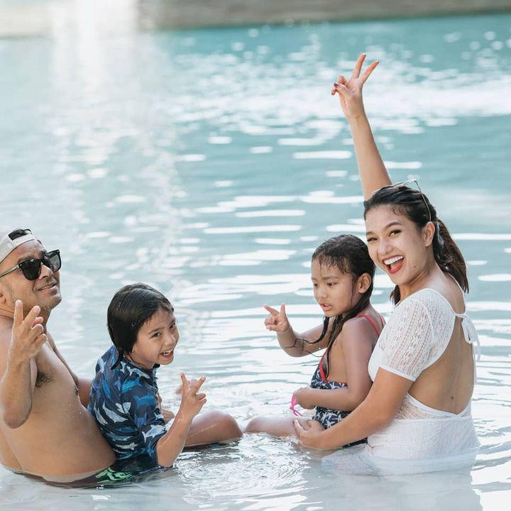 <p>Judika tak pernah absen mengajak keluarganya pergi berlibur. Tengok saja potret keceriaan mereka ketika berenang. (Foto: Instagram @duma_riris)</p>