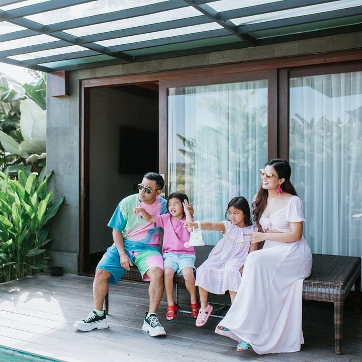 <p>Kehangatan keluarga kecil Judika tak pernah pudar ya? Mereka selalu mengabadikan setiap momen yang dihabiskan bersama. (Foto: Instagram @duma_riris)</p>