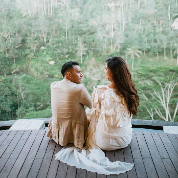 <p>Kemesraan Judika dan Duma Riris juga tak pernah pudar. Mereka sering mengunggah potret romantis ketika berlibur. <em>So sweet,</em> Bunda. (Foto: Instagram @duma_riris)</p>