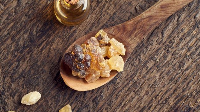 Kemenyan memang cocok dijadikan base note atau aroma dasar parfum berkat senyawa asam benzoat, vanillin, dan minyak atsiri.
