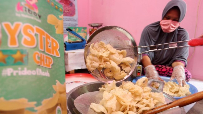 Foto: Kerupuk Tiram Aceh Melenggang ke Pasar Nusantara