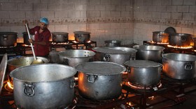FOTO: Proses Memasak Nasi Biryani dalam Jumlah Besar