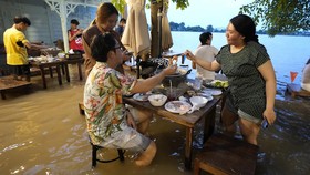 FOTO: Sensasi Makan di Kafe yang Terendam Air Sungai