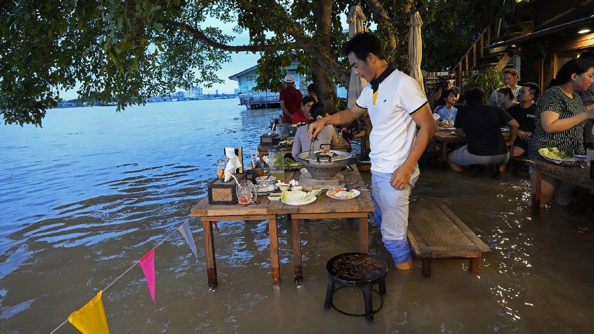 FOTO: Sensasi Makan di Kafe yang Terendam Air Sungai