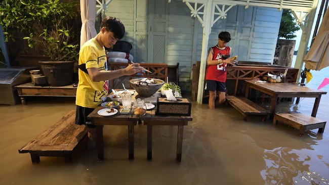 FOTO: Sensasi Makan di Kafe yang Terendam Air Sungai