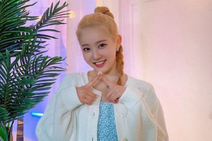 Meskipun sempat diragukan oleh netizen, Sieun sukses membuktikan kemampuannya sebagai vokalis utama di grup STAYC. Bakat menyanyinya ini ternyata ia dapatkan dari sang ayah yang merupakan penyanyi senior, Park Nam Jung./Foto: instagram.com/stayc.sieun