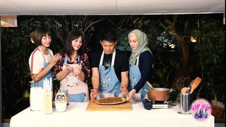 Momen Dina Lorenza Salah Tingkah Saat Masak Bareng Ariel Noah Momen Dina Lorenza Salah Tingkah Saat Masak Bareng Ariel Noah