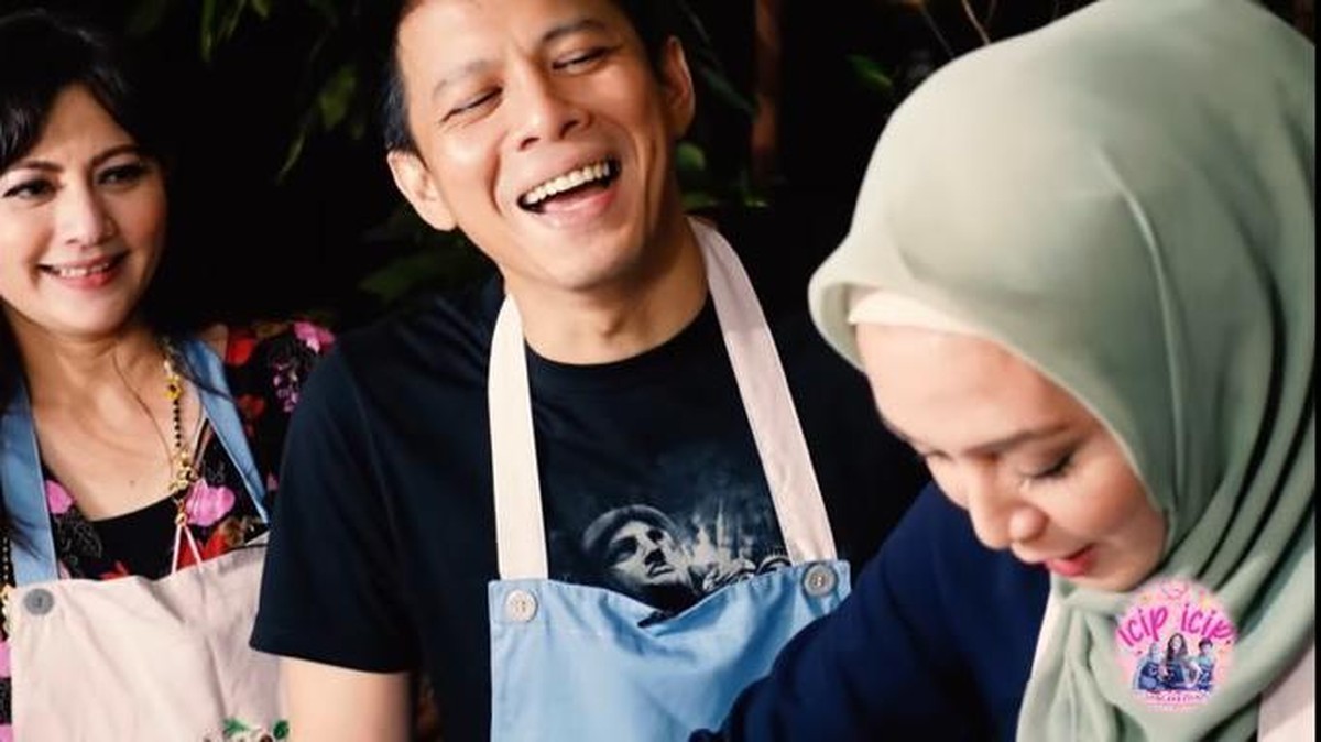 Momen Dina Lorenza Salah Tingkah Saat Masak Bareng Ariel Noah