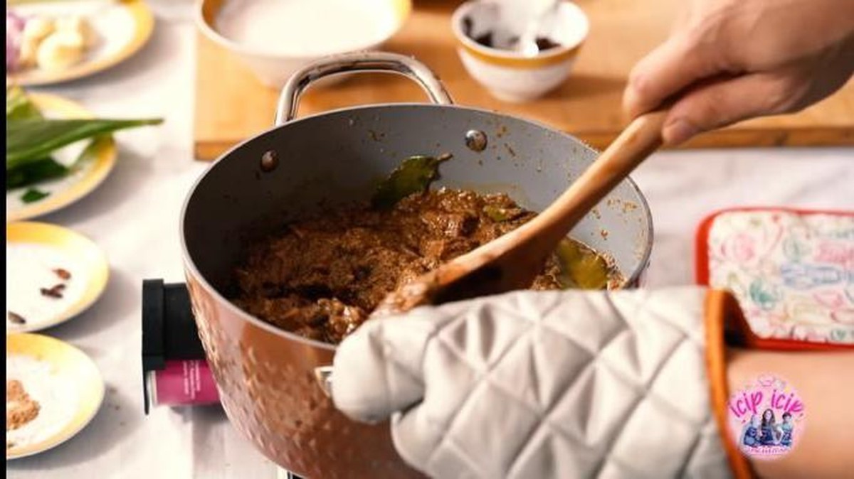 Momen Dina Lorenza Salah Tingkah Saat Masak Bareng Ariel Noah