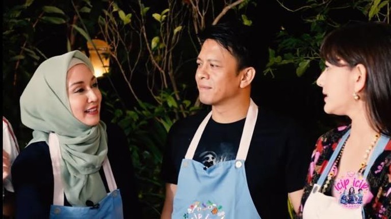 Momen Dina Lorenza Salah Tingkah Saat Masak Bareng Ariel Noah Momen Dina Lorenza Salah Tingkah Saat Masak Bareng Ariel Noah