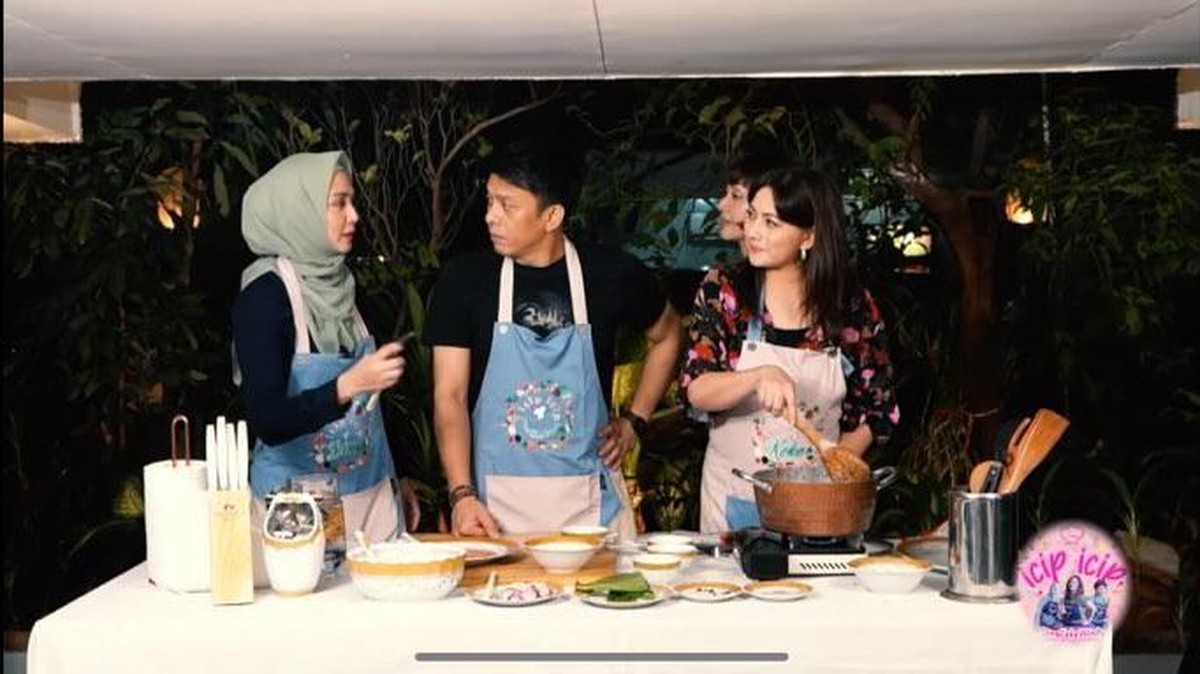 Momen Dina Lorenza Salah Tingkah Saat Masak Bareng Ariel Noah