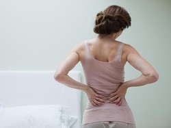 Jarang Pakai BH Selama WFH, Biang Kerok Nyeri Punggung? Ini Kata Dokter