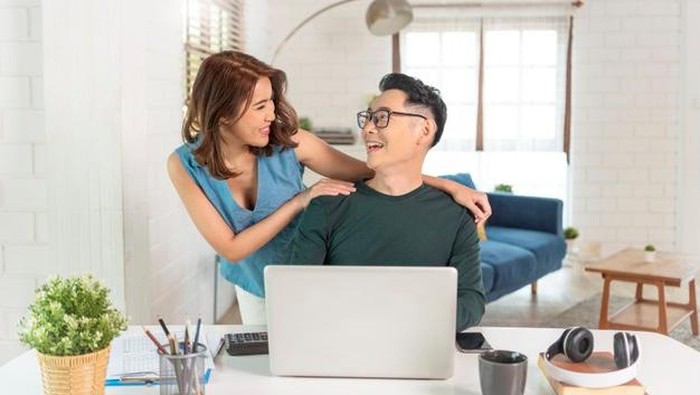 Pasangan Kamu Workaholic? Yuk, Cobain 4 Tips Ini Agar Hubungan Tetap Harmonis!