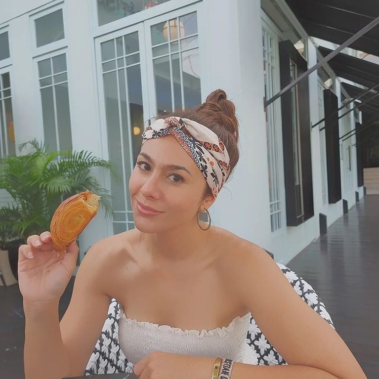 Penampilan Terbaru Wulan Guritno dengan Kulit Tanned Sangat Eksotis Ada yang baru dengan penampilan Wulan Guritno, ia tampil sangat eksotis dengan kulit tanned nya. Yuk intip!
