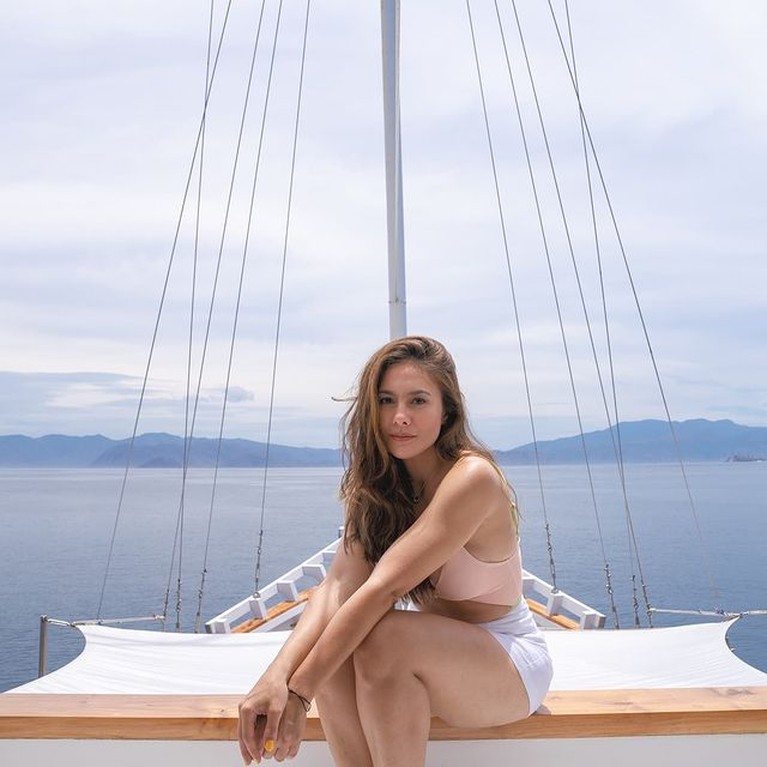 Penampilan Terbaru Wulan Guritno dengan Kulit Tanned Sangat Eksotis Ada yang baru dengan penampilan Wulan Guritno, ia tampil sangat eksotis dengan kulit tanned nya. Yuk intip!