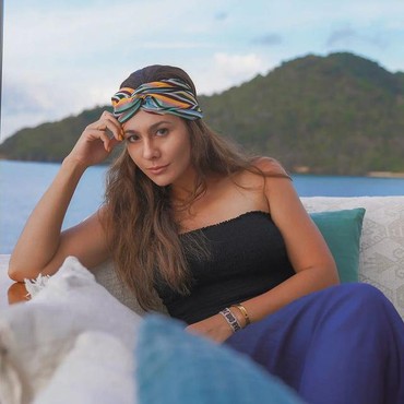 Penampilan Terbaru Wulan Guritno dengan Kulit Tanned, Seksi & Eksotis!