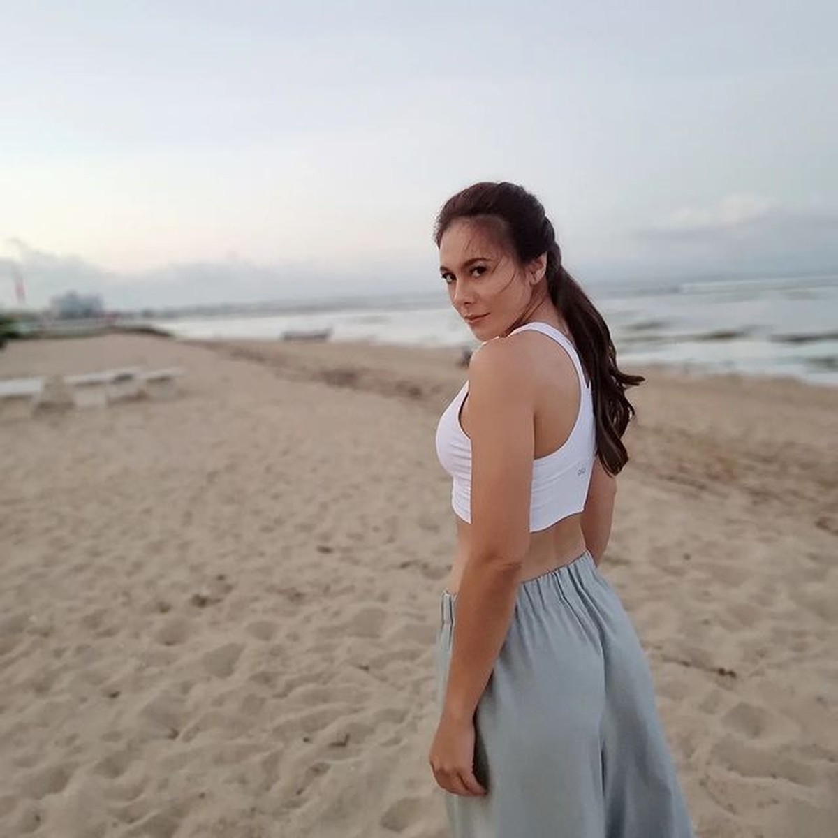 Ada yang baru dengan penampilan Wulan Guritno&comma; ia tampil sangat eksotis dengan kulit tanned nya&period; Yuk intip&excl;