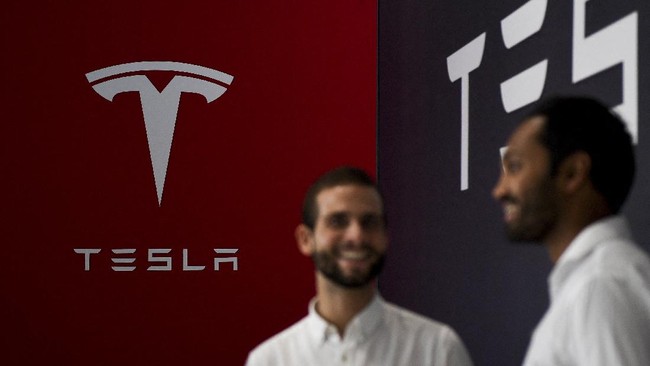 Menurut pendirinya, Elon Musk, arti logo Tesla merepresentasikan elemen penting dalam motor elektrik.