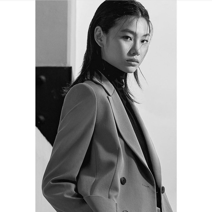 Aktris cantik dengan tinggi 176 cm ini memiliki banyak prestasi lainnya, salah satunya adalah runner up Korea Next Top Model Season 4. Nama Jung Ho Yeon di dunia modeling pun sangat terkenal, Beauties!/Foto: Instagram.com/hoooooyeony