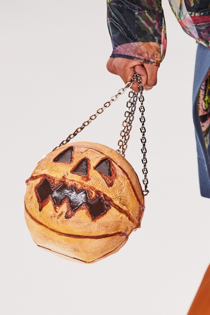 Sambut bulan Oktober, Givenchy membawa Halloween lebih awal di panggung Paris Fashion Week dengan tas berbentuk kepala labu yang terukir. Foto: vogue.com
